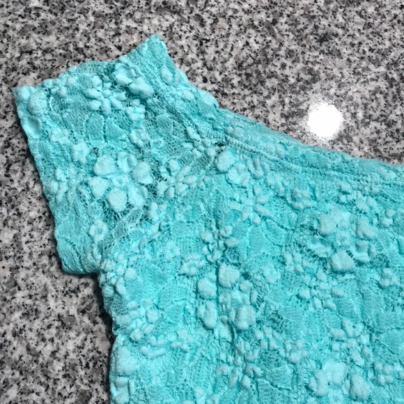 💗Hollister crop top - Picture 2 of 2